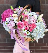 Композиция солнечный день в Полтавской Цветочная композиция из Розы, Хризантемы, Пионы и Лизиантусы в корзине в Полтавской