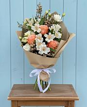 Букет цветов из:  Альстромерии, Лизиантусы, Розы и Хризантемы в Полтавской