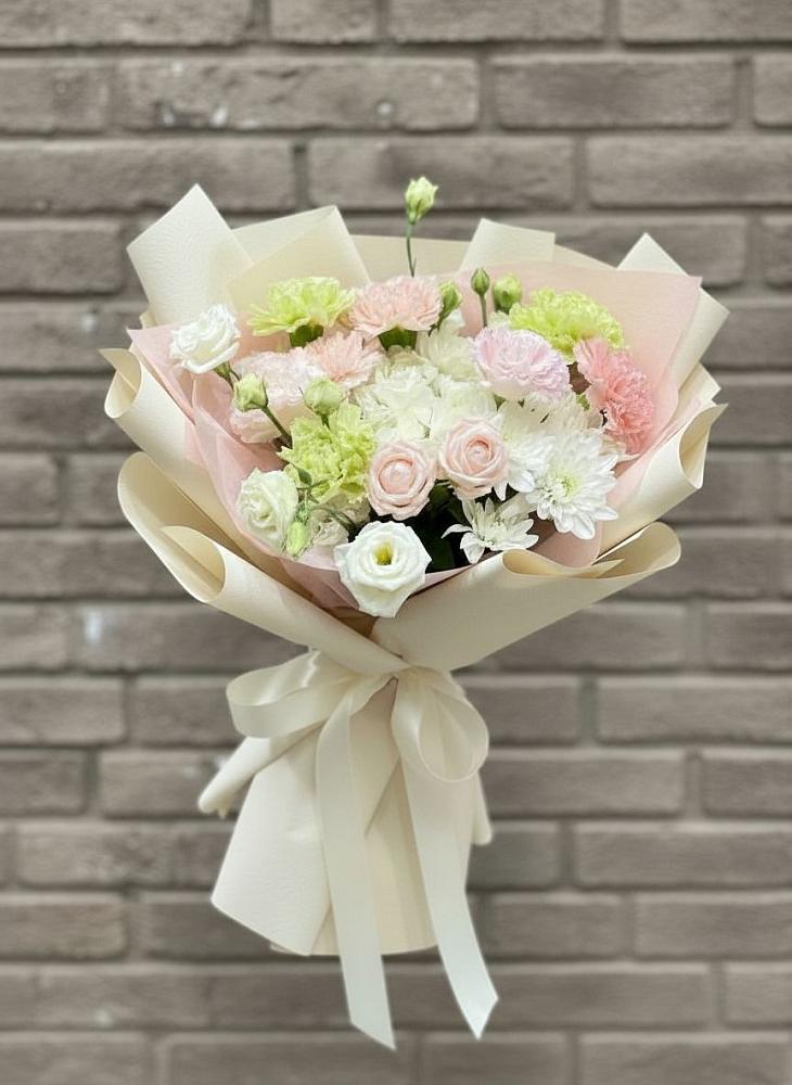 Букет цветов из: Гвоздики, Розы, Лизиантусы и Хризантемы в Полтавской